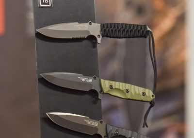 Présentation d'un ensemble de couteaux sur un stand exposant durant Cyno-Ops