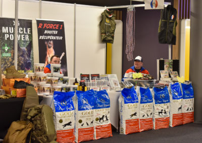 Présentation de nourriture pour chien sur un stand exposant durant Cyno-Ops