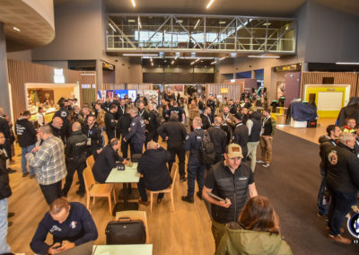 Visiteurs et exposants se retrouvant autour d'un petit déjeuner sur Cyno-Ops