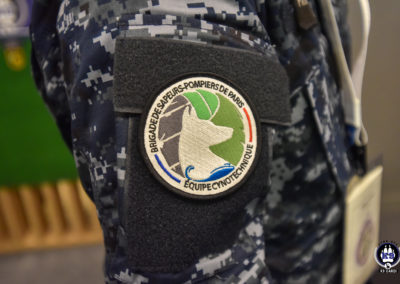 Aperçu d'un visiteur de Cyno-Ops arborant le patch de l'équipe cynotechnique de la Brigade de Sapeurs-Pompiers de Paris