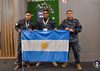 Visiteurs en uniforme de police tenant un drapeau de l'Uruguay durant Cyno-Ops