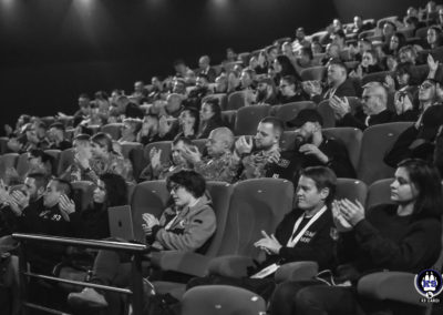 Audience en salle de conférence à Cyno-Ops, en noir et blanc