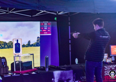 Visiteur s'essayant à un stand de simulation de tir