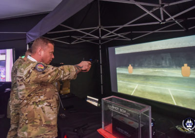 Visiteurs de la police belge s'essayant à un stand de simulation de tir