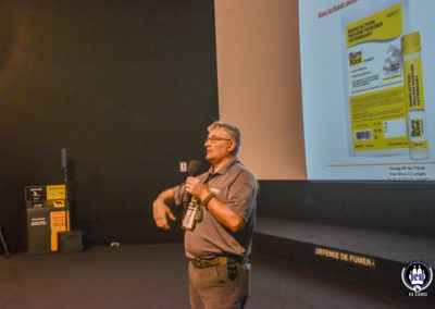 Intervenant sur scène pendant une conférence sur Cyno-Ops