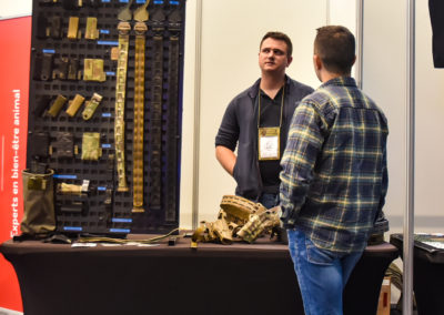 Stand de l'exposant Tapir Equipements sur le salon Cyno-Ops avec un vsiteur
