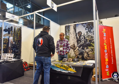 Stand sur le salon Cyno-Op avec un visiteur