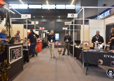 Village des stands exposants sur Cyno-Ops avec des visiteurs