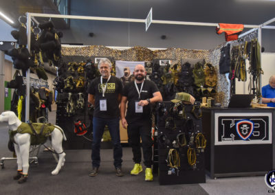 Stand sur le salon Cyno-Ops, avec deux exposants