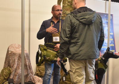Stand exposant sur Cyno-ops avec un visiteur