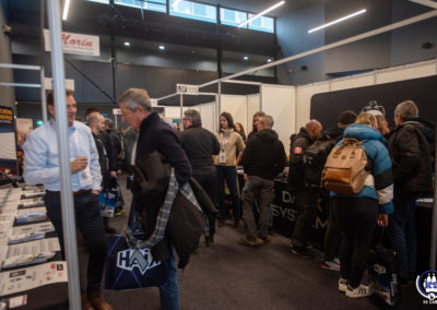 Village des stands exposants sur Cyno-Ops avec des visiteurs