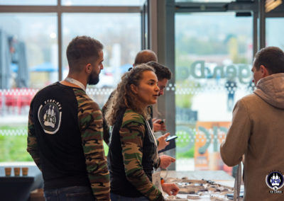 Entrée du salon Cyno-Ops avec le personnel d'accueil