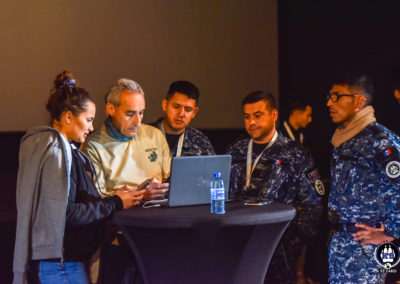 Visiteurs sur le salon Cyno-Ops autour d'une table