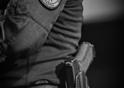 Aperçu d'un visiteur de Cyno-Ops arborant le patch de la BRI, la Brigade Rapide d'Intervention