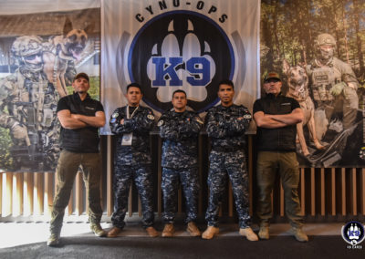 Photo avec les fondateurs de Cyno-Ops et une équipe cynophile française