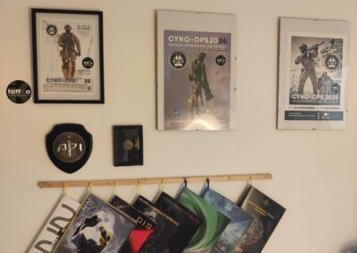 Affiches Cyno-Ops dans les locaux de Tattika